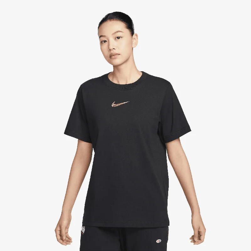 jet chill t-shirts -NIKE | WMN'S LOOSE SHORT-SLEEVE GRAPHIC T-SHIRT { BLACK